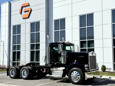 Photos of 2007 KENWORTH W900 for sale in New Lenox, IL at Forge Truck Centers - Illinois