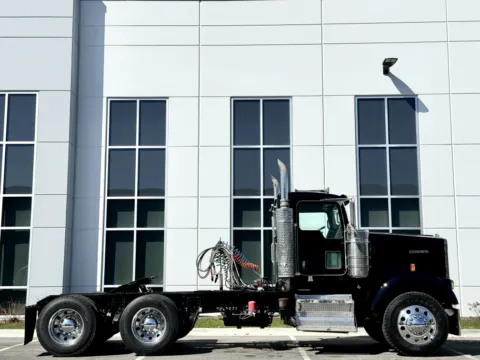 Another view of 2007 KENWORTH W900 for sale in New Lenox, IL at Forge Truck Centers - Illinois