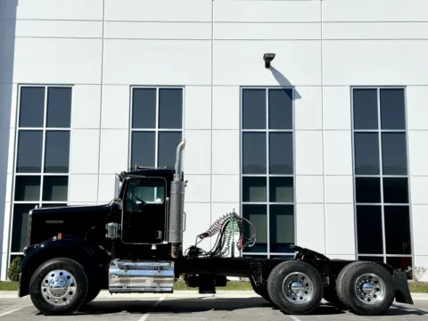 More photos of 2007 KENWORTH W900 at Forge Truck Centers - Illinois, IL