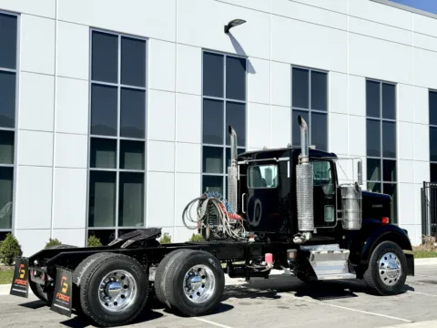 More photos of 2007 KENWORTH W900 at Forge Truck Centers - Illinois, IL