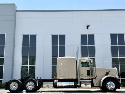 Another view of 2017 PETERBILT 389 for sale in New Lenox, IL at Forge Truck Centers - Illinois