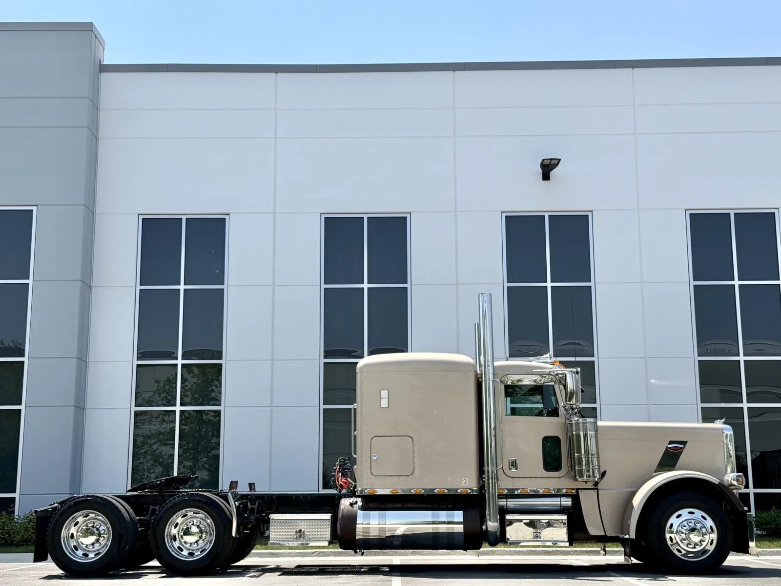 2017 Peterbilt 389 in New Lenox, IL — photo 3