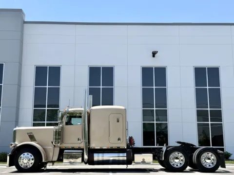 More photos of 2017 PETERBILT 389 at Forge Truck Centers - Illinois, IL