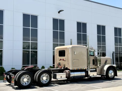 More photos of 2017 PETERBILT 389 at Forge Truck Centers - Illinois, IL