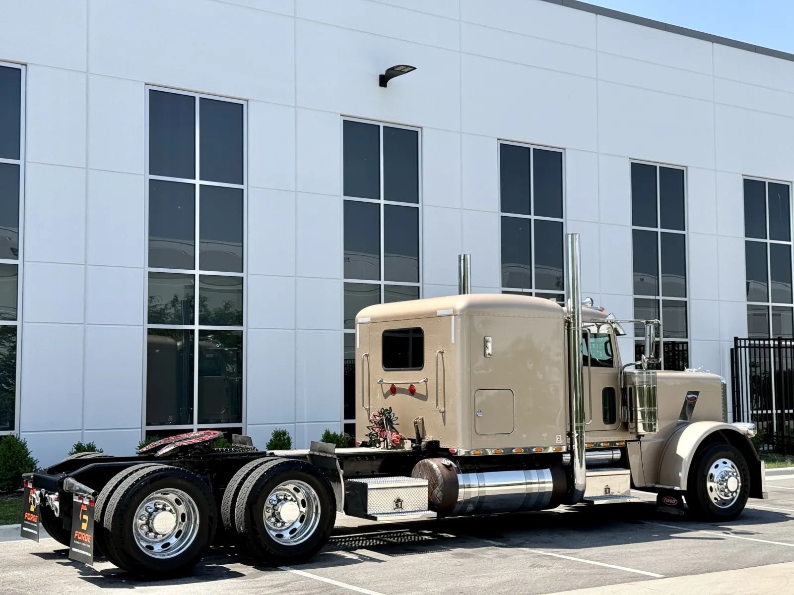 2017 Peterbilt 389 in New Lenox, IL — photo 5