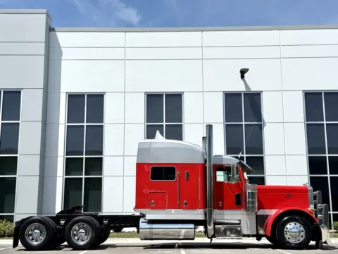 Another view of 2000 PETERBILT 379 for sale in New Lenox, IL at Forge Truck Centers - Illinois
