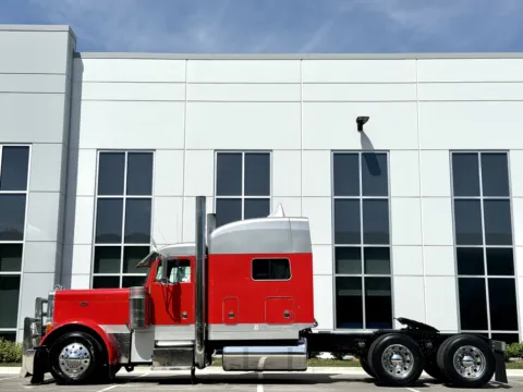 More photos of 2000 PETERBILT 379 at Forge Truck Centers - Illinois, IL