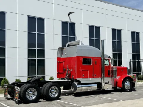 More photos of 2000 PETERBILT 379 at Forge Truck Centers - Illinois, IL