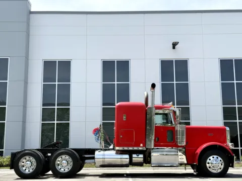 Another view of 2015 PETERBILT 389 for sale in New Lenox, IL at Forge Truck Centers - Illinois