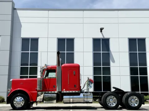 More photos of 2015 PETERBILT 389 at Forge Truck Centers - Illinois, IL