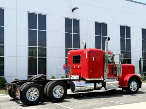 More photos of 2015 PETERBILT 389 at Forge Truck Centers - Illinois, IL