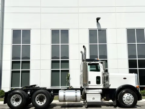 Another view of 2006 PETERBILT 379 for sale in New Lenox, IL at Forge Truck Centers - Illinois