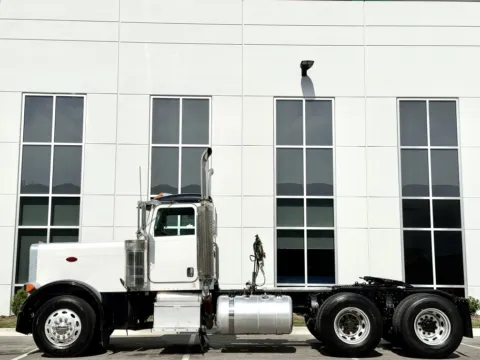 More photos of 2006 PETERBILT 379 at Forge Truck Centers - Illinois, IL