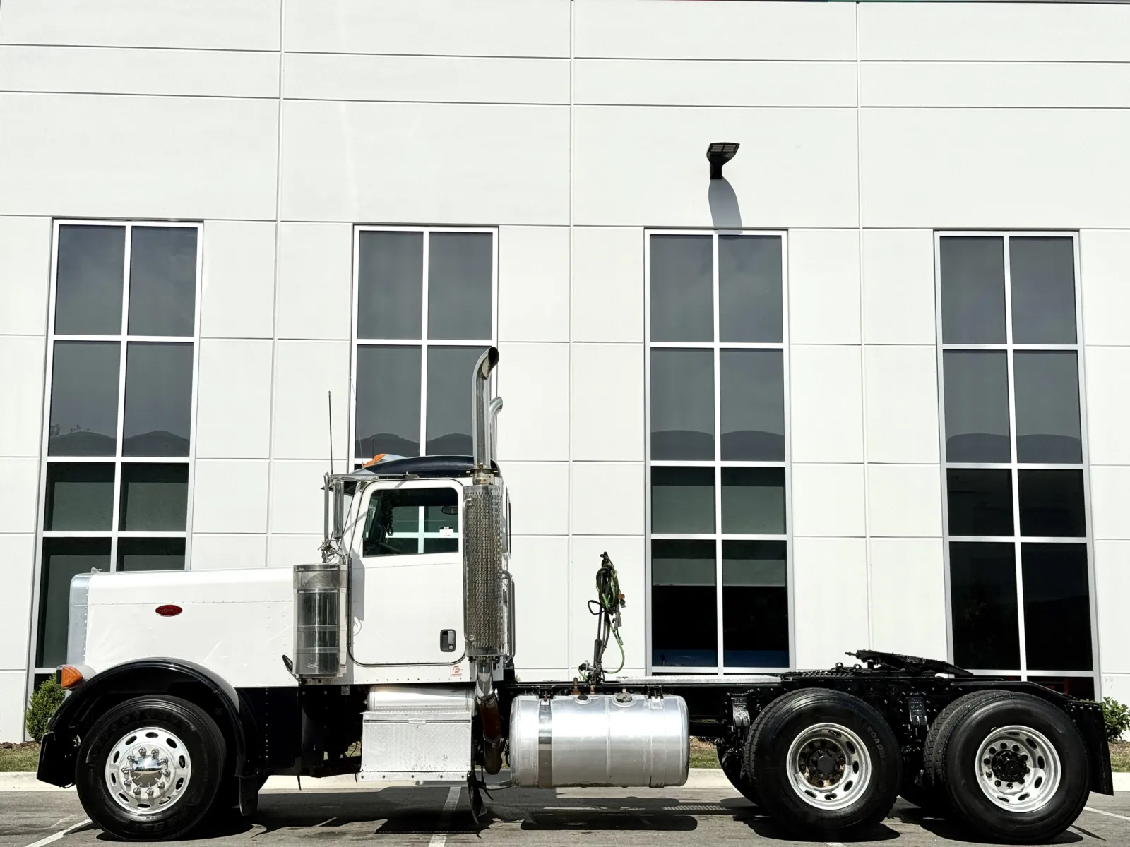 2006 Peterbilt 379 in New Lenox, IL — photo 4