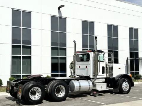 More photos of 2006 PETERBILT 379 at Forge Truck Centers - Illinois, IL