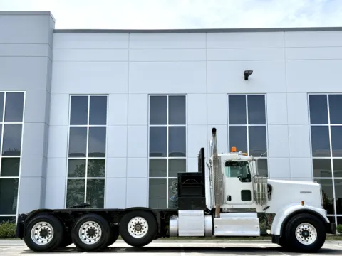 Another view of 2013 KENWORTH W900 for sale in New Lenox, IL at Forge Truck Centers - Illinois