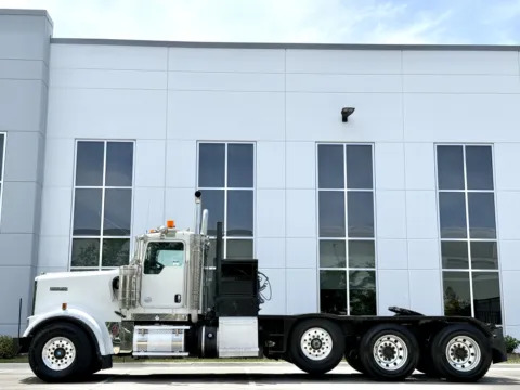 More photos of 2013 KENWORTH W900 at Forge Truck Centers - Illinois, IL
