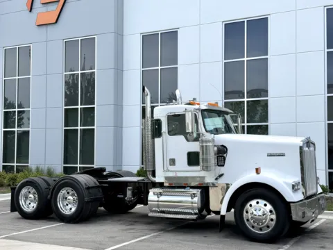 Photos of 2000 KENWORTH W900 for sale in New Lenox, IL at Forge Truck Centers - Illinois