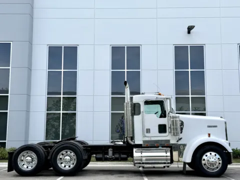 Another view of 2000 KENWORTH W900 for sale in New Lenox, IL at Forge Truck Centers - Illinois