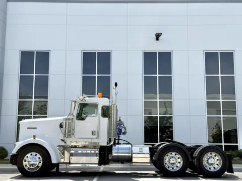 More photos of 2000 KENWORTH W900 at Forge Truck Centers - Illinois, IL