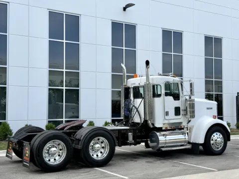 More photos of 2000 KENWORTH W900 at Forge Truck Centers - Illinois, IL