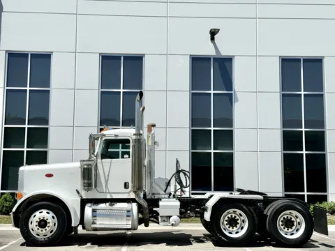 More photos of 2006 PETERBILT 379 at Forge Truck Centers - Illinois, IL