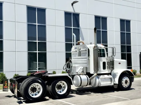 More photos of 2006 PETERBILT 379 at Forge Truck Centers - Illinois, IL