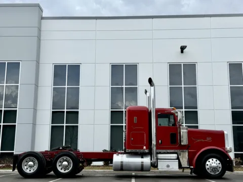 Another view of 2016 PETERBILT 389 for sale in New Lenox, IL at Forge Truck Centers - Illinois