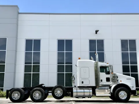 Another view of 2016 KENWORTH T800 for sale in New Lenox, IL at Forge Truck Centers - Illinois