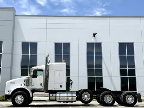 More photos of 2016 KENWORTH T800 at Forge Truck Centers - Illinois, IL