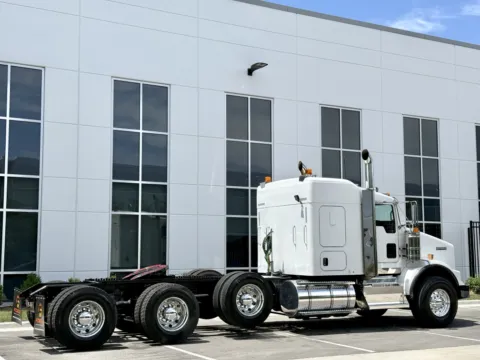 More photos of 2016 KENWORTH T800 at Forge Truck Centers - Illinois, IL
