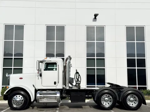 More photos of 2005 PETERBILT 379 at Forge Truck Centers - Illinois, IL