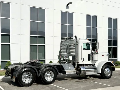 More photos of 2005 PETERBILT 379 at Forge Truck Centers - Illinois, IL