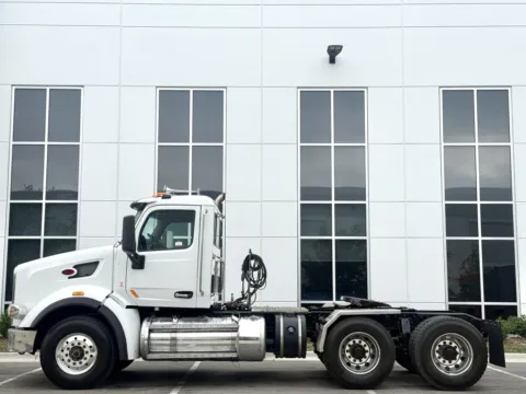 More photos of 2017 PETERBILT 567 at Forge Truck Centers - Illinois, IL