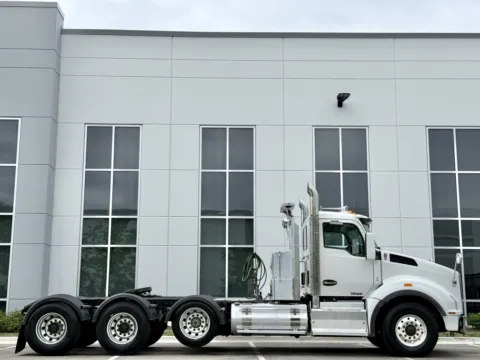 Another view of 2016 KENWORTH T880 for sale in New Lenox, IL at Forge Truck Centers - Illinois