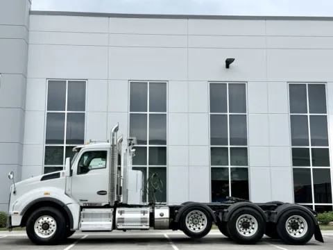 More photos of 2016 KENWORTH T880 at Forge Truck Centers - Illinois, IL