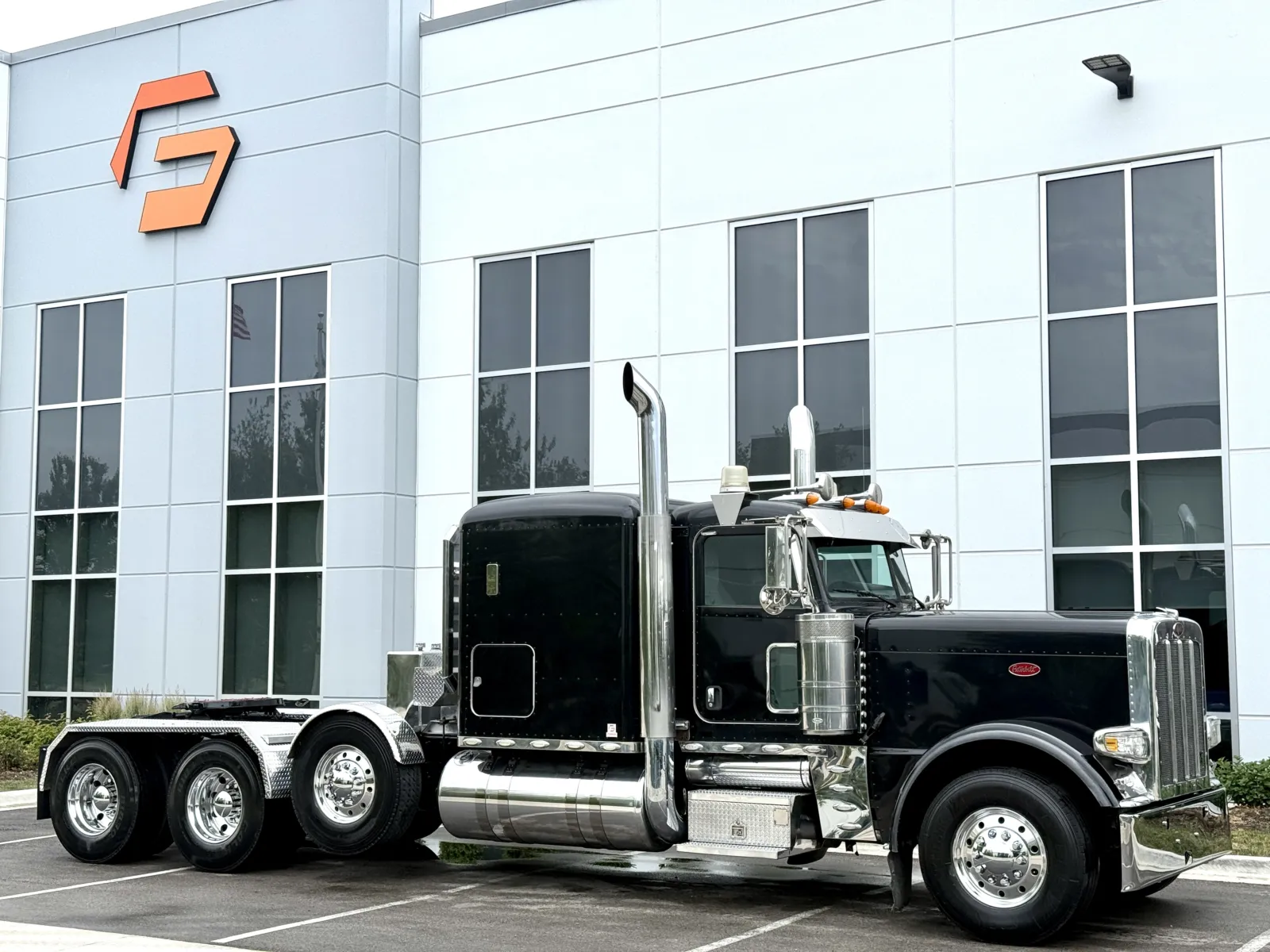 2014 Peterbilt 389 in New Lenox, IL — photo 2