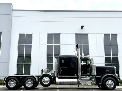 Another view of 2014 PETERBILT 389 for sale in New Lenox, IL at Forge Truck Centers - Illinois