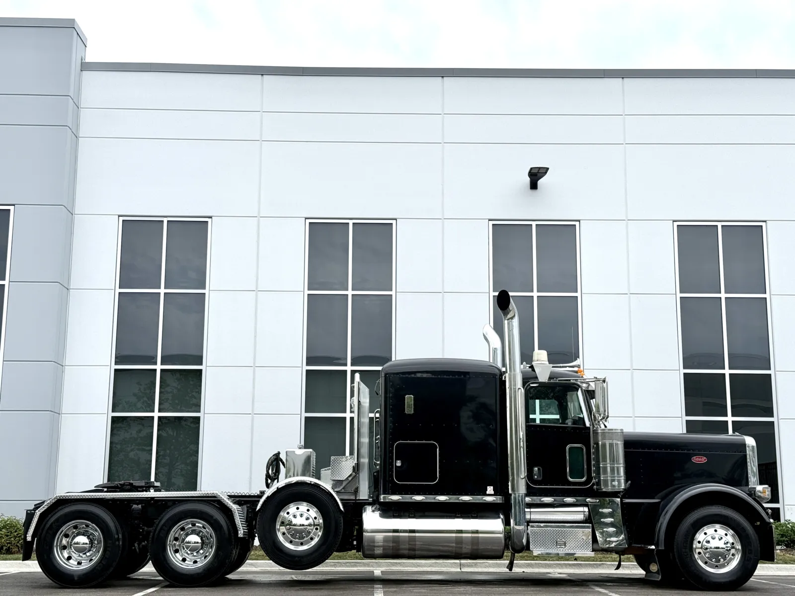2014 Peterbilt 389 in New Lenox, IL — photo 3