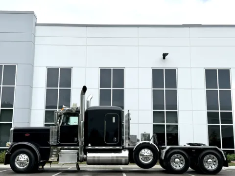 More photos of 2014 PETERBILT 389 at Forge Truck Centers - Illinois, IL