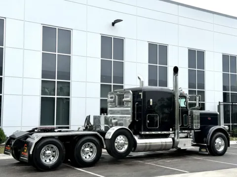 More photos of 2014 PETERBILT 389 at Forge Truck Centers - Illinois, IL