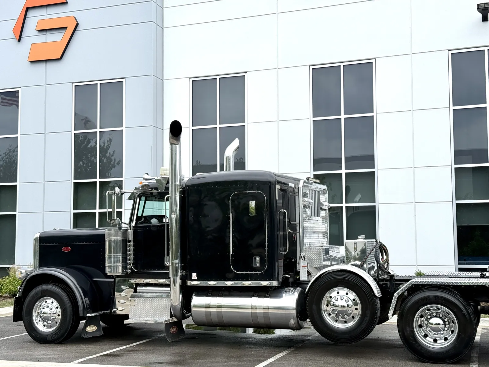 2014 Peterbilt 389 in New Lenox, IL — photo 8