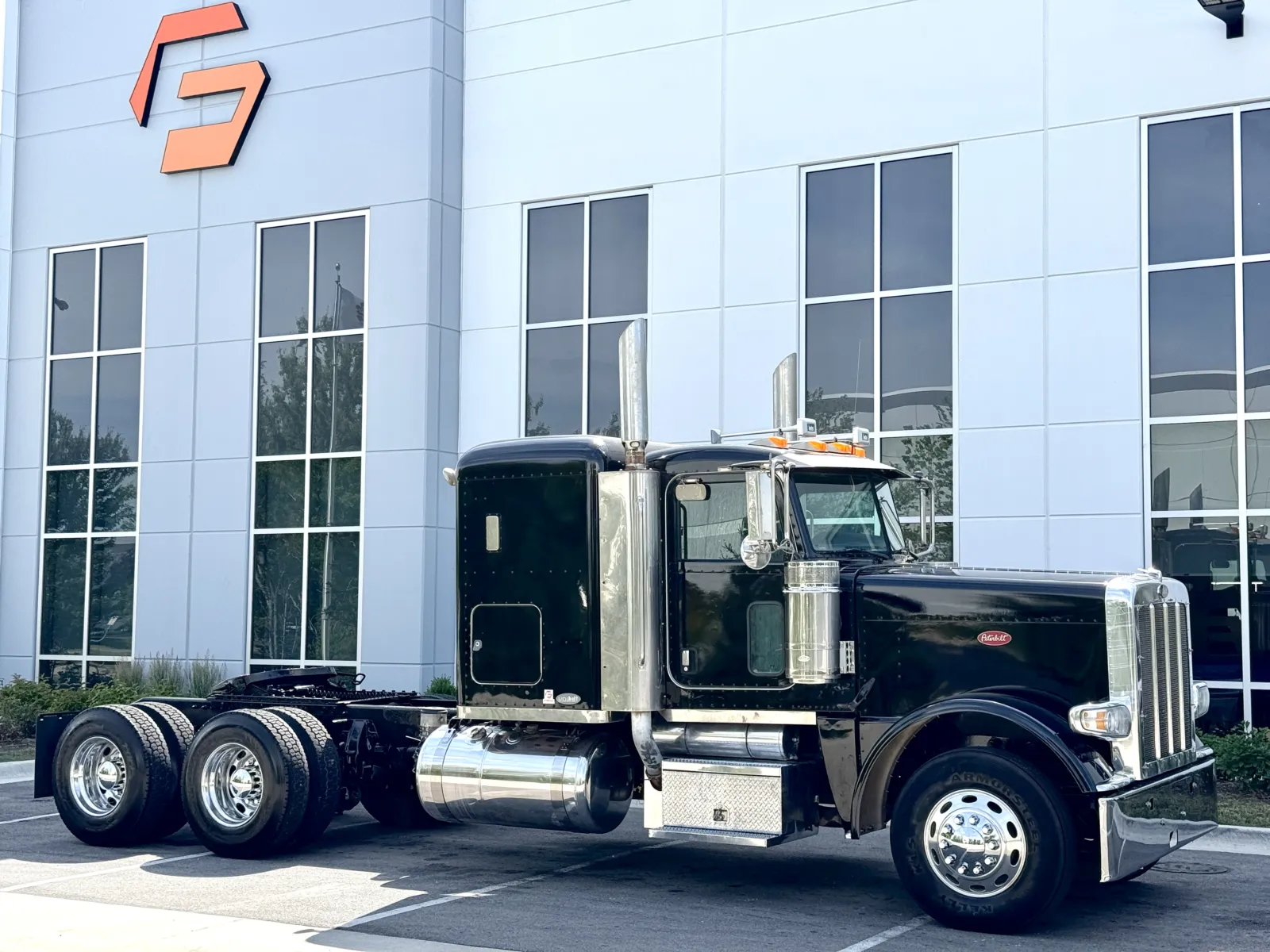 2008 Peterbilt 388 in New Lenox, IL — photo 2
