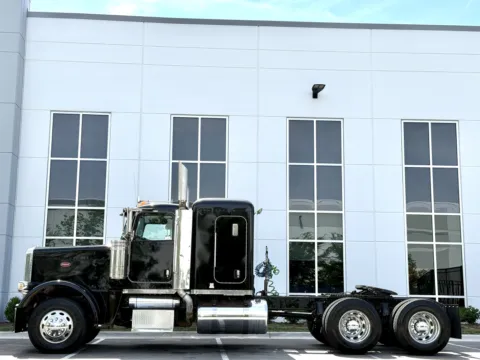 More photos of 2008 PETERBILT 388 at Forge Truck Centers - Illinois, IL