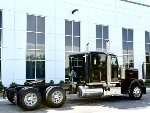 More photos of 2008 PETERBILT 388 at Forge Truck Centers - Illinois, IL