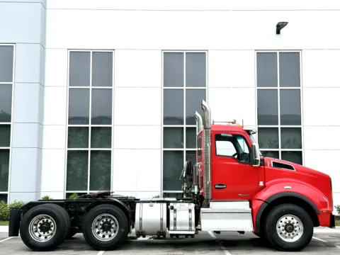 Another view of 2022 KENWORTH T880 for sale in New Lenox, IL at Forge Truck Centers - Illinois