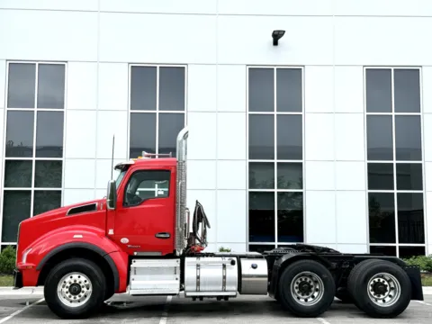 More photos of 2022 KENWORTH T880 at Forge Truck Centers - Illinois, IL