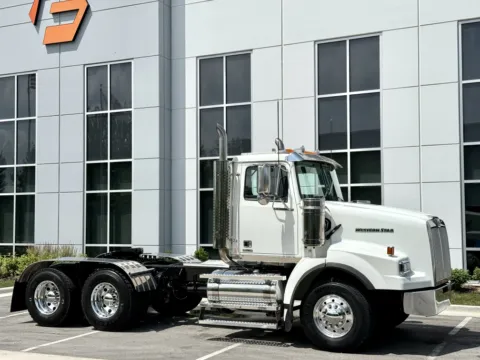 Photos of 2015 WESTERN STAR 4900 for sale in New Lenox, IL at Forge Truck Centers - Illinois