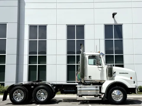 Another view of 2015 WESTERN STAR 4900 for sale in New Lenox, IL at Forge Truck Centers - Illinois