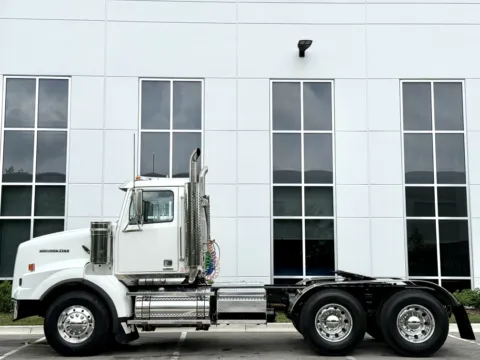 More photos of 2015 WESTERN STAR 4900 at Forge Truck Centers - Illinois, IL